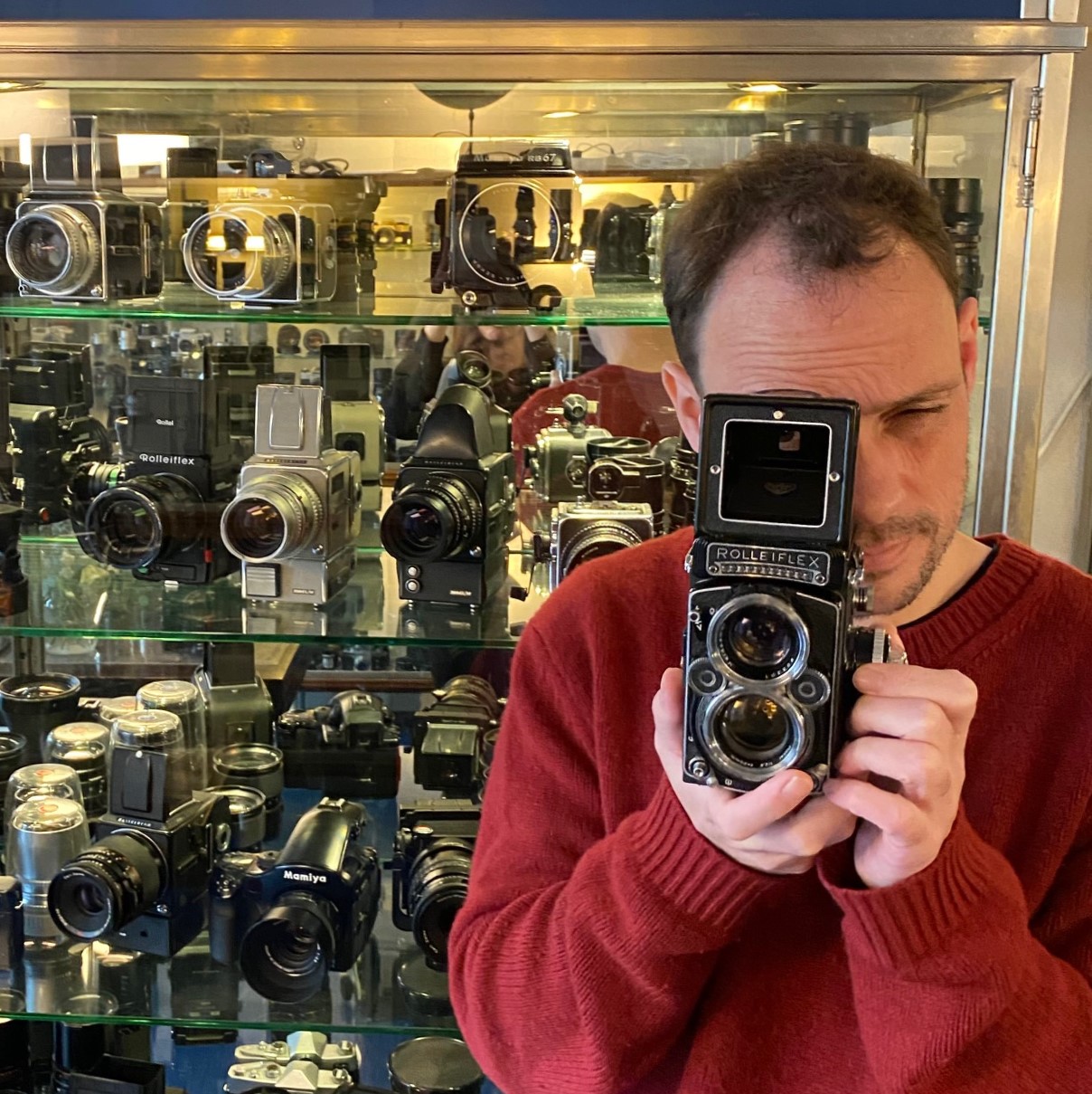 Eigenaar Maarten onderwerpt deze Rolleiflex 2.8f aan een test in zijn winkel in Delft. Op de achtergrond de Hasselblad kast, maar we spotten ook een Mamiya 645 pro TL